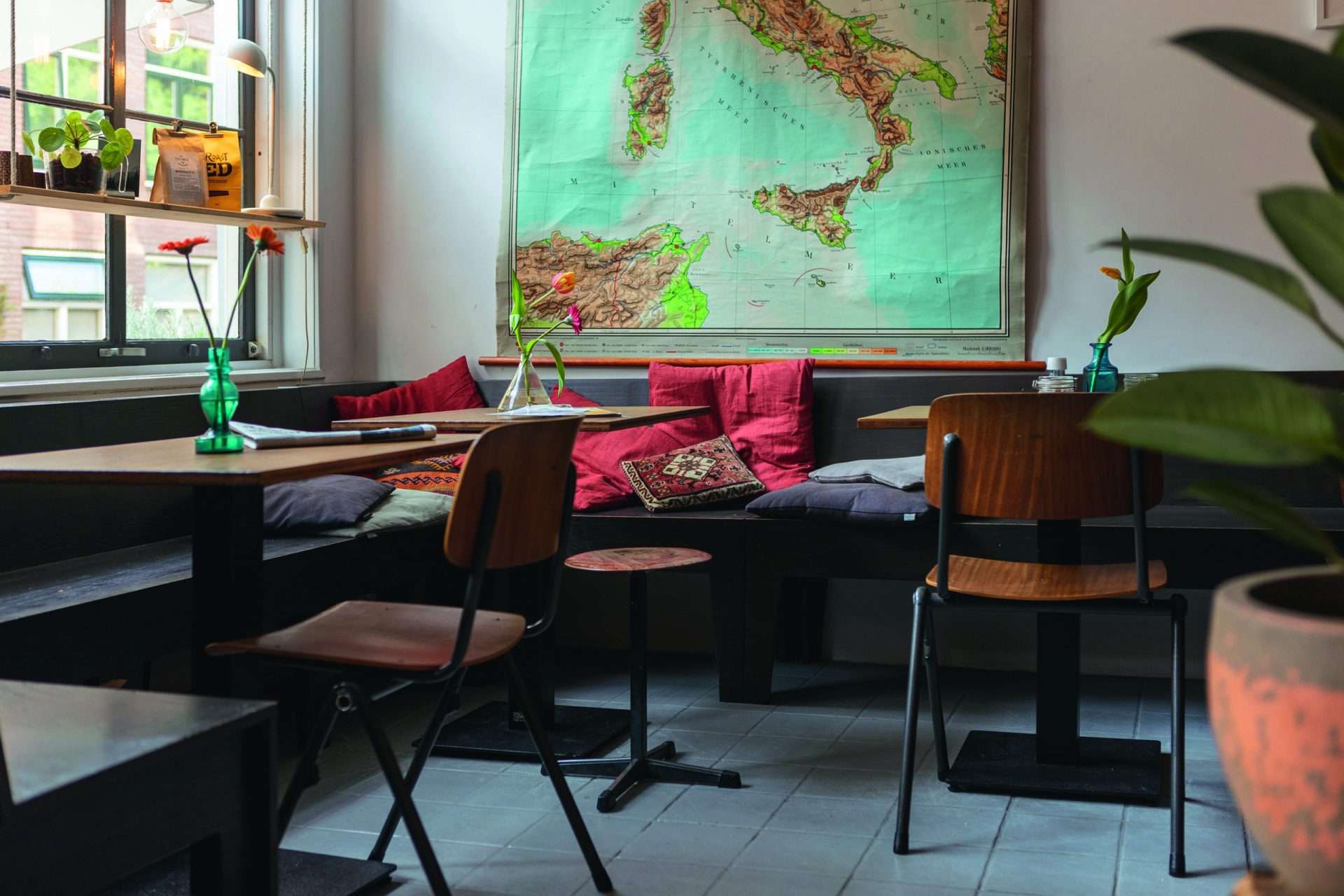 Het interieur van koffiebar RØST in Middelburg Koffiebar RØST