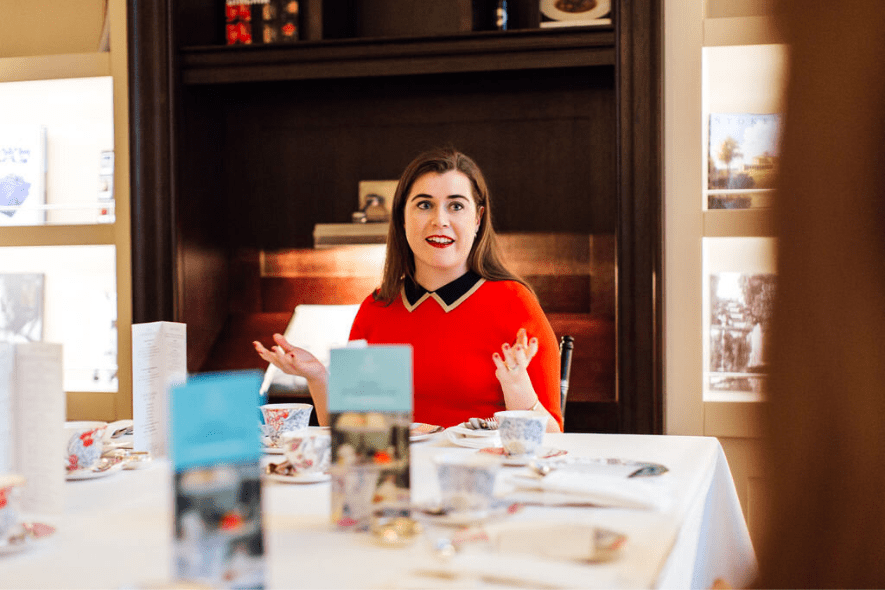 High tea versus afternoon tea: het verschil door expert Eileen Donaghey Thee-expert Eileen Donaghey