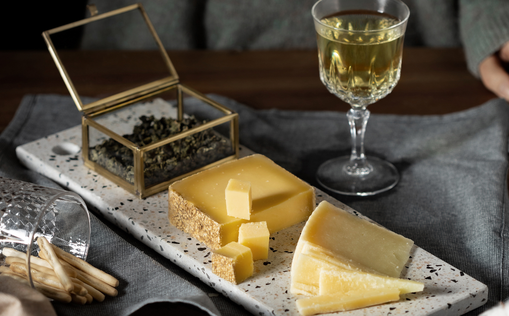 Oolong thee met gruyere en manchego