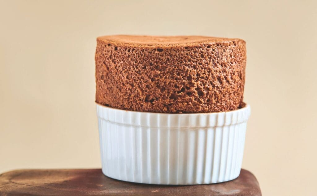 Chocoladesoufflé uit De kunst van bakken van Hidde de Brabander